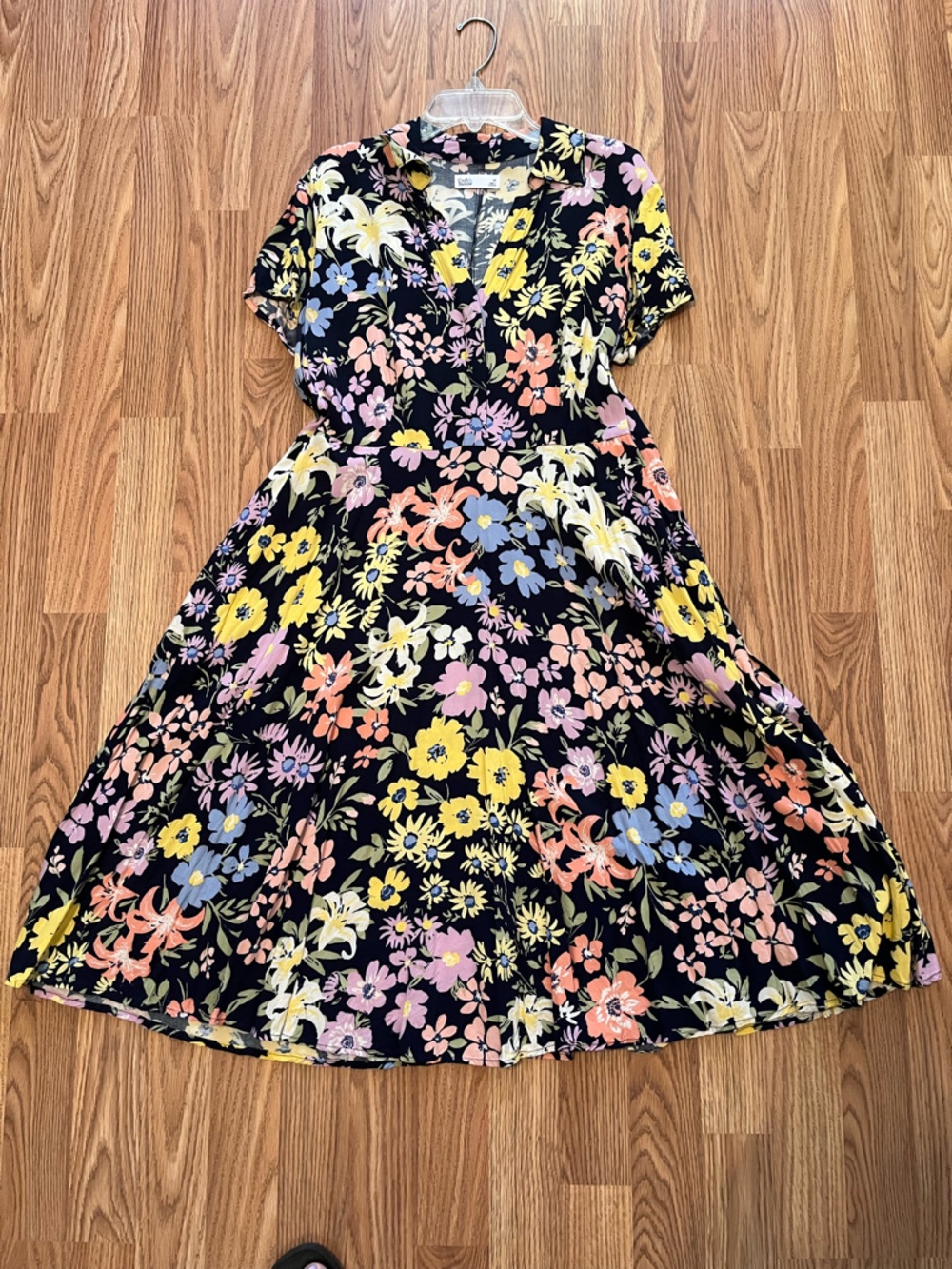 Croft & barrow Floral Black V-Neck Dress with Multicolor Bloom. PM. EUC.